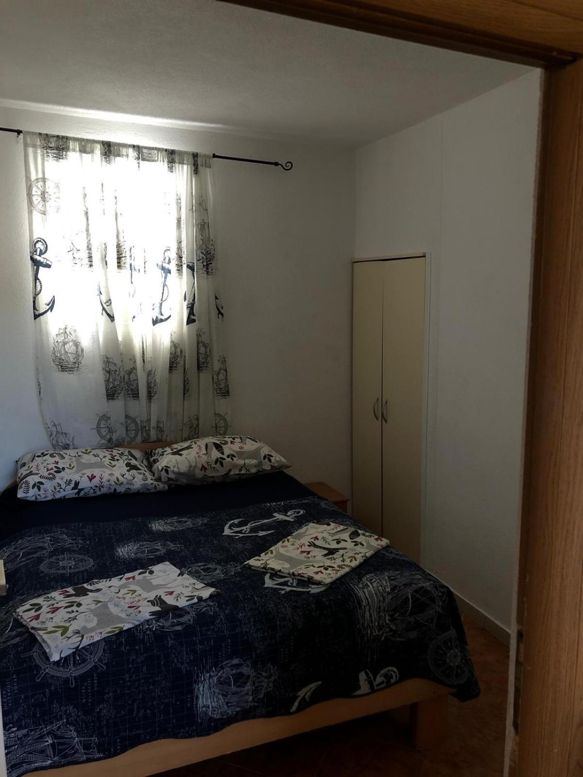 Apartmani CESARICA Karlobag Ruang foto