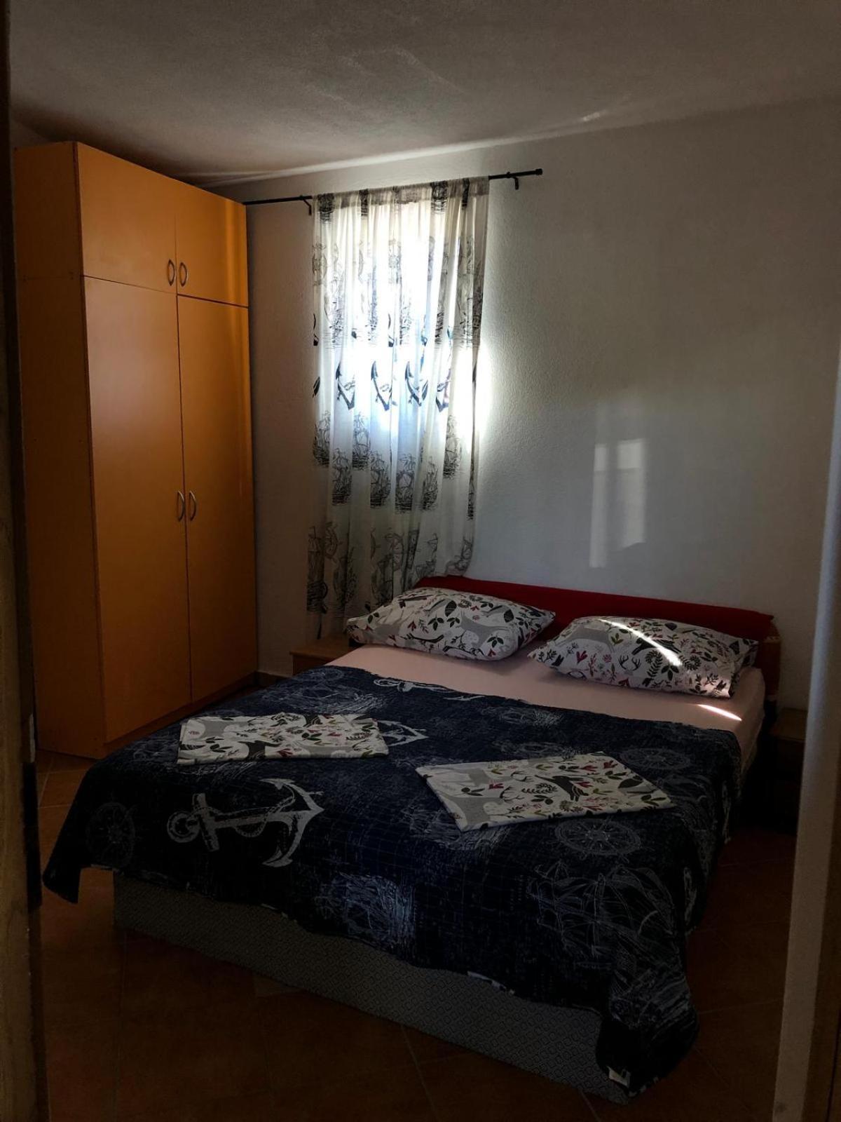 Apartmani CESARICA Karlobag Ruang foto