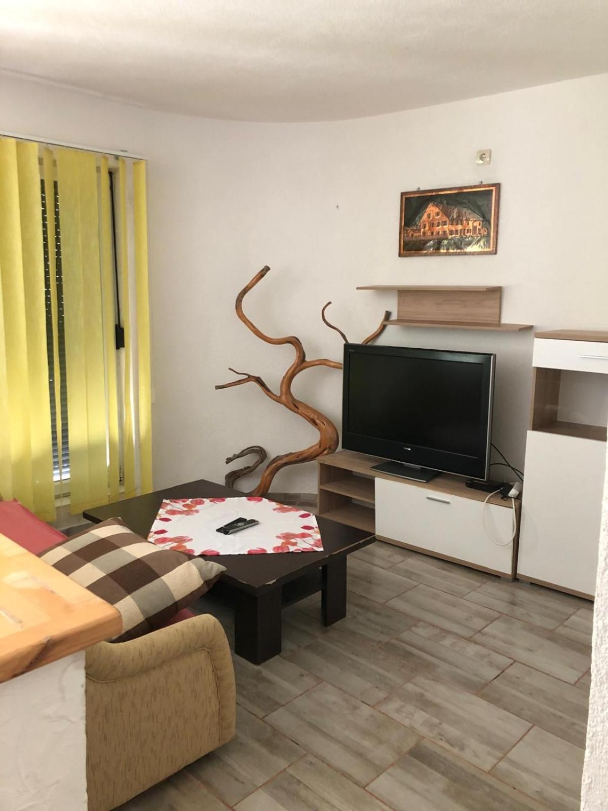 Apartmani CESARICA Karlobag Ruang foto