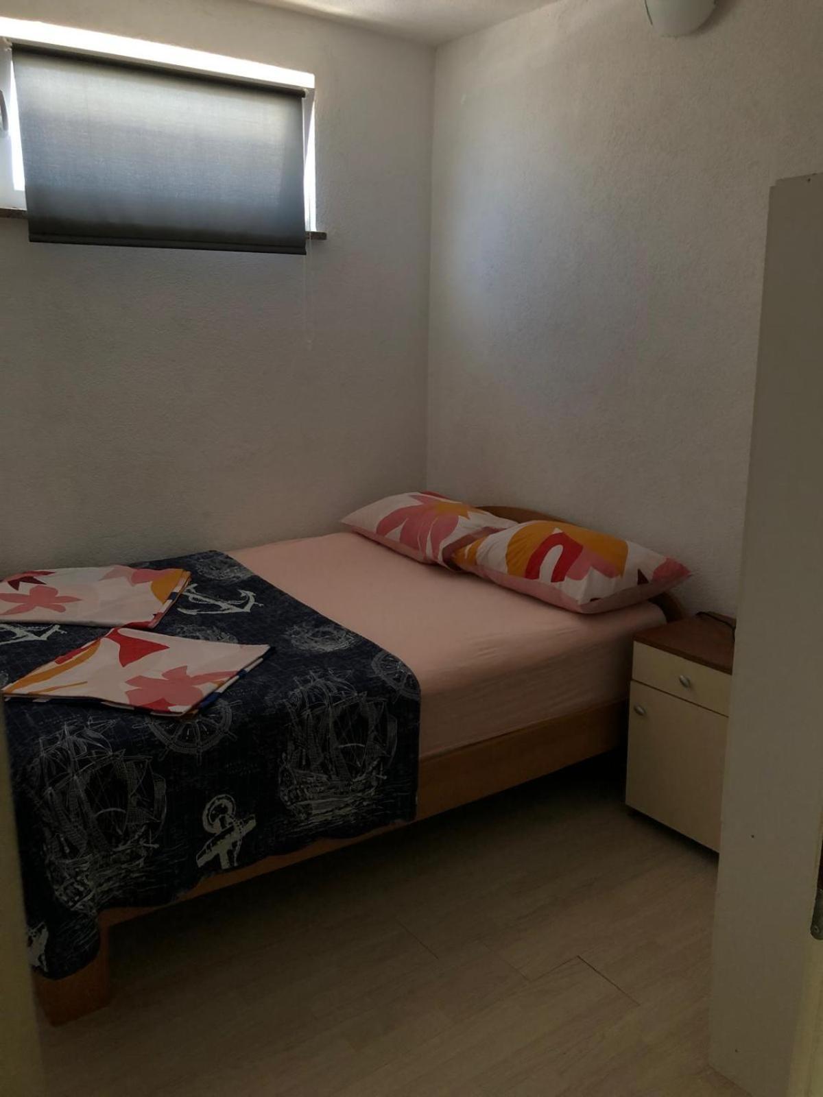 Apartmani CESARICA Karlobag Ruang foto
