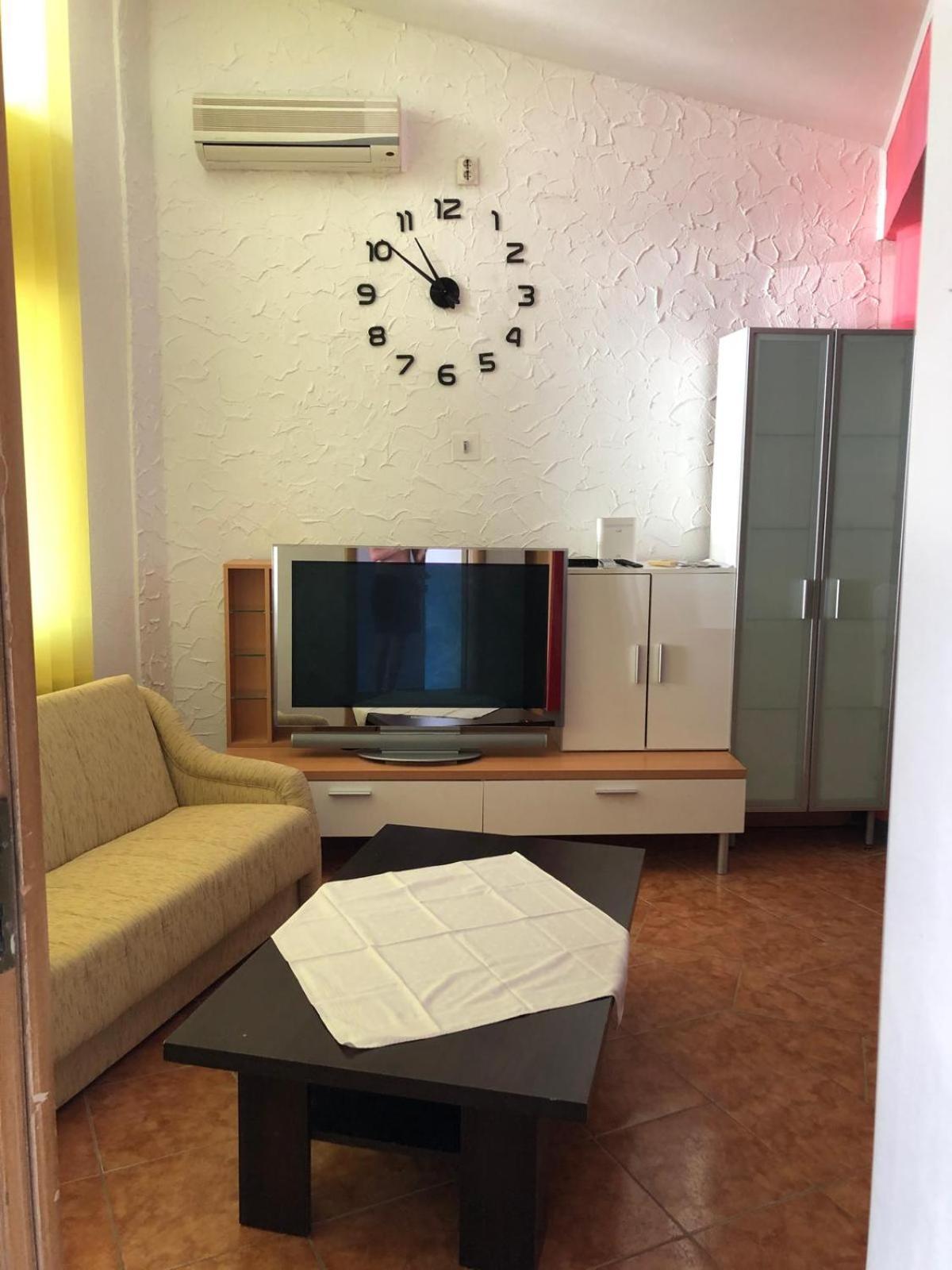 Apartmani CESARICA Karlobag Ruang foto