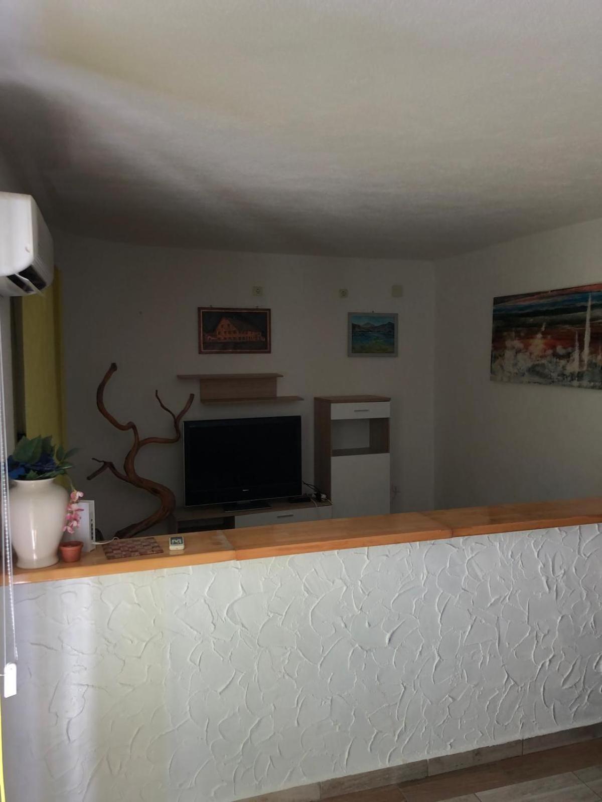Apartmani CESARICA Karlobag Ruang foto