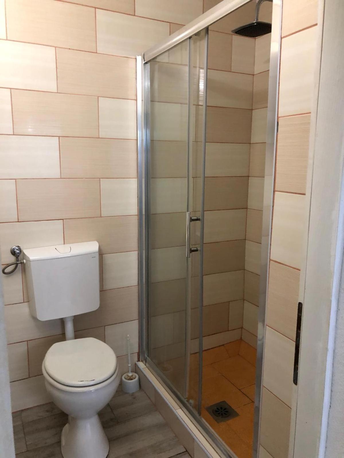 Apartmani CESARICA Karlobag Ruang foto