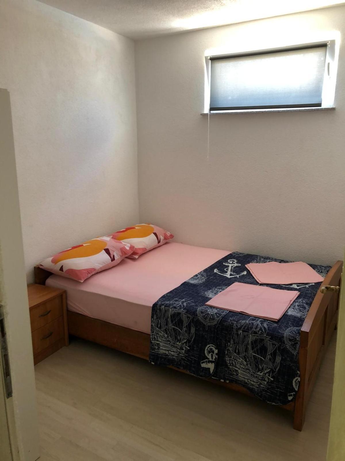 Apartmani CESARICA Karlobag Ruang foto